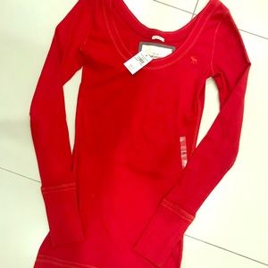 Abercrombie & Fitch Red Long-Sleeve Tee 💄